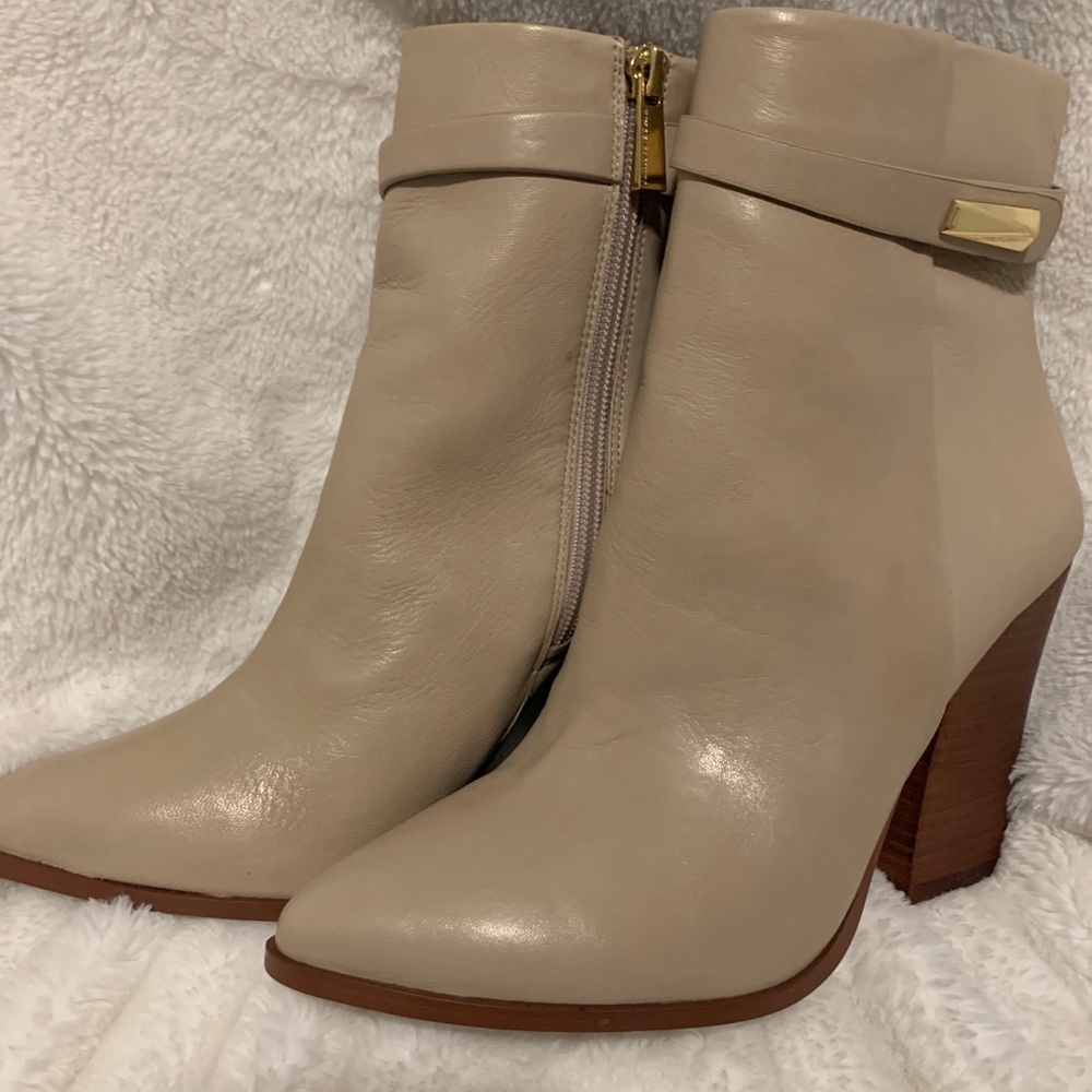 💎Vince Camuto “Maia”leather Pointy Toe Bootie💎